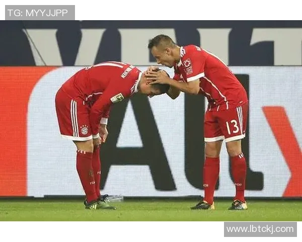 穆勒滑跪庆祝进球留下三条印痕 突显坚韧与激情