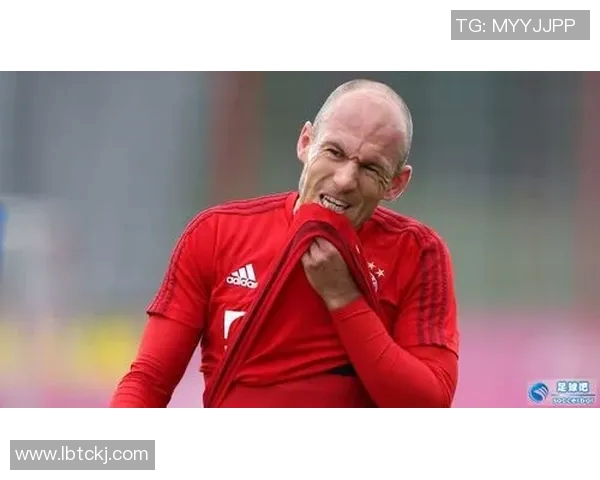 足球球星裹手背后的秘密 揭示运动员如何应对极端天气与受伤挑战